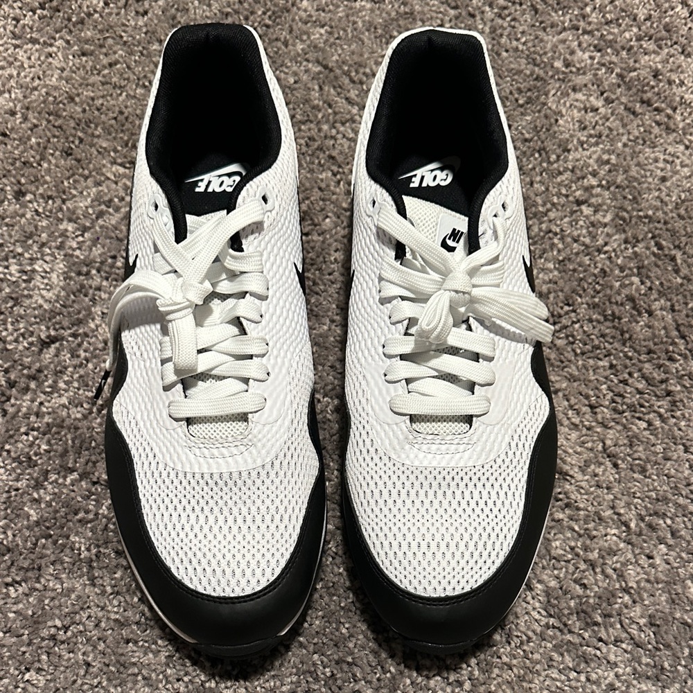Nike Men's Black and White Mesh Sneakers